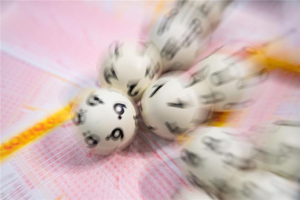 Als sogenannte Hochgewinner gelten Lottospielerinnen und Lottospieler mit Gewinnen ab 100.000 Euro.  (Symbolbild)Tom Weller/dpa