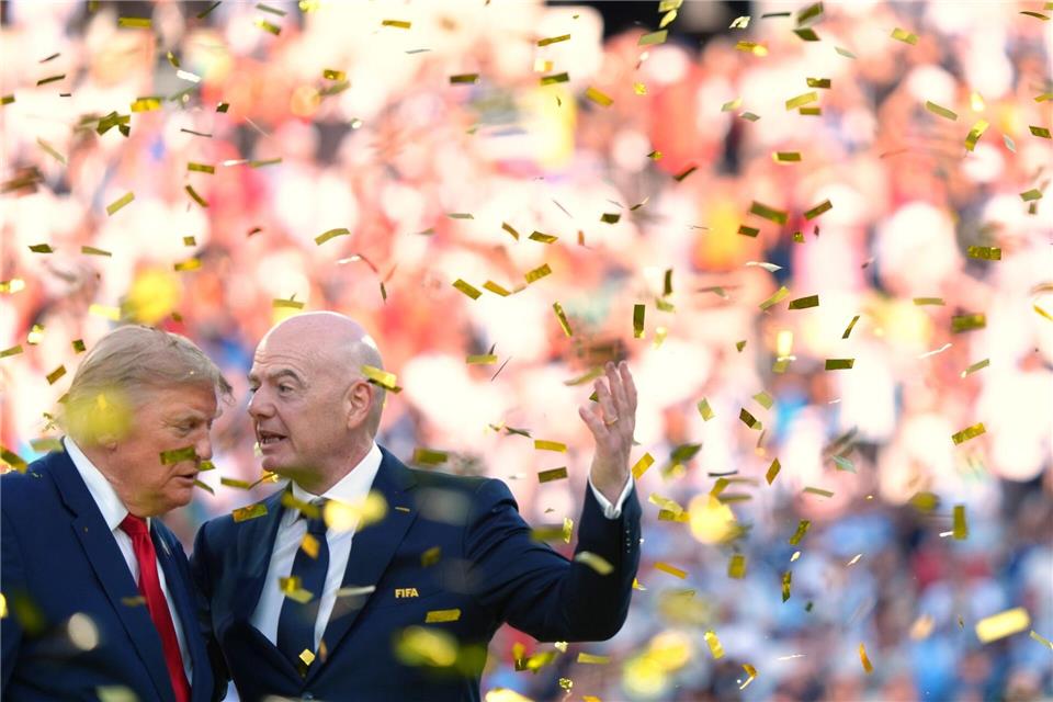 Also bei der WM-Siegerehrung haben Donald Trump und Gianni Infantino (r) noch miteinander gesprochen. (Archivbild)Jacquelyn Martin/AP/dpa