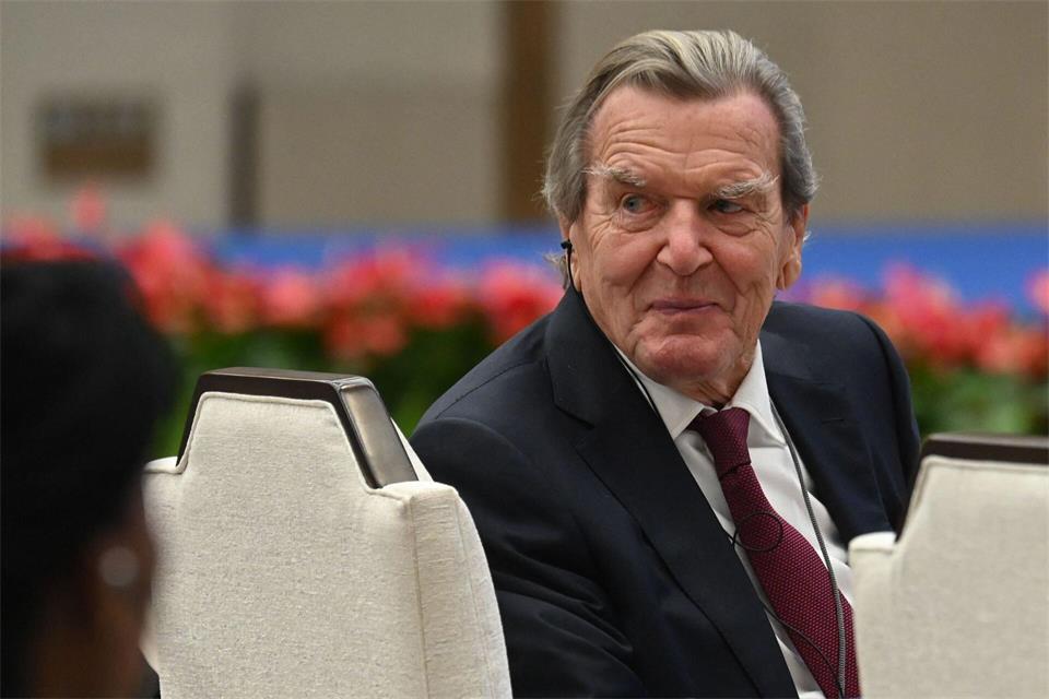 Alt-Bundeskanzler Schröder saß bei der Veranstaltung in der ersten Reihe.  Johannes Neudecker/dpa