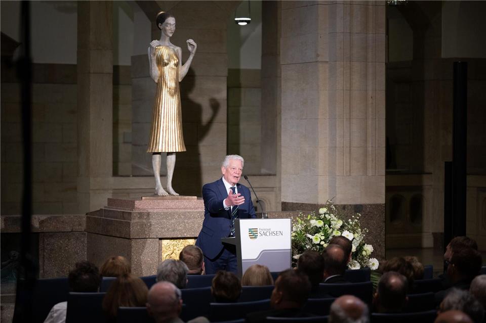 Alt-Bundespräsident Gauck spricht bei der Gedenkveranstaltung zum Ende des Zweiten Weltkriegs in der Staatskanzlei in Dresden.Sebastian Kahnert/dpa