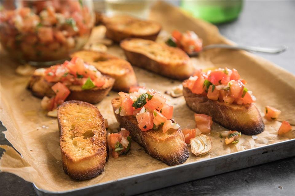 Altbackenes Brot muss nicht nur als Croutons enden. Als Bruschetta lässt es sich mediterran aufpeppen - etwa mit gewürfelten und in Öl angebratenen Zucchini und Tomaten, die noch mit mediterranen Gewürzen und Knoblauch angerichtet werden.Christin Klose/dpa-tmn