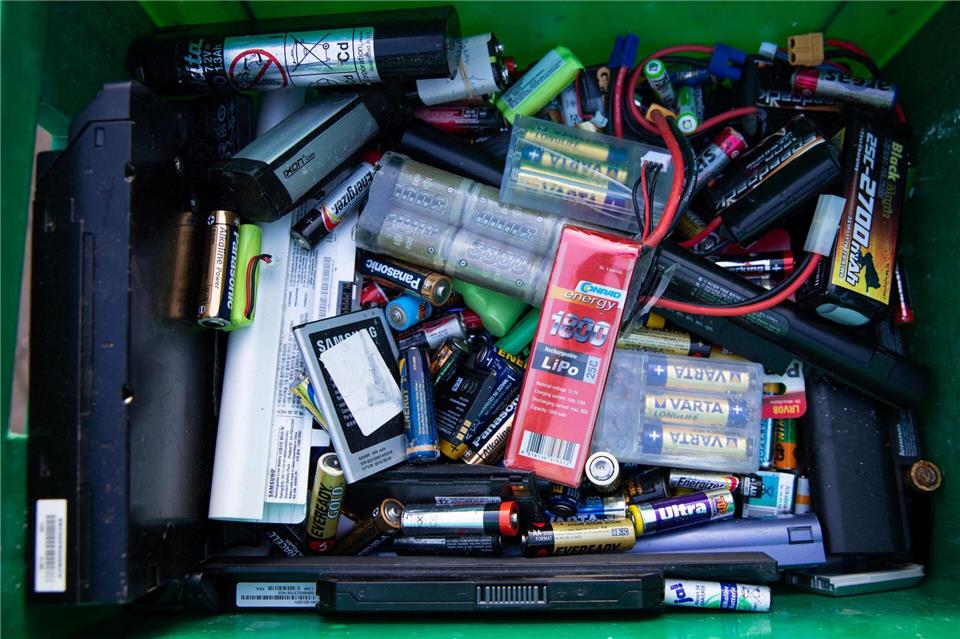 Alte Batterien dürfen nicht einfach in den Hausmüll geworfen werden.Christian Charisius/dpa