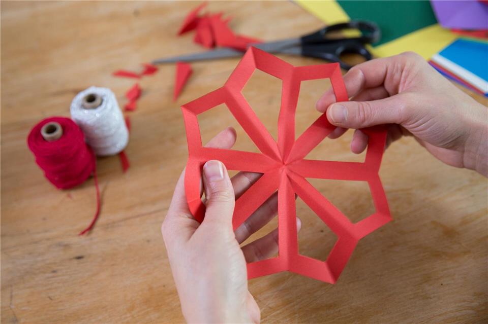 Alte Buchseiten, Notenblätter oder Magazinpapier eignen sich besonders gut für kreativen DIY-Baumschmuck.picture alliance / dpa Themendienst