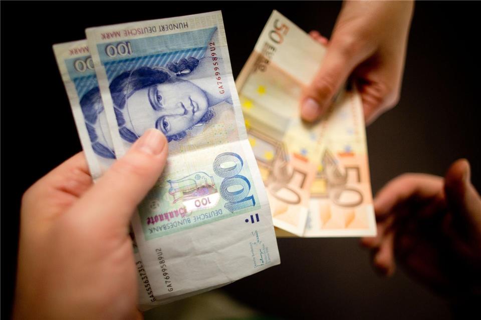 Alte D-Mark-Banknoten können bei der Bundesbank weiterhin zeitlich unbegrenzt in Euro umgetauscht werden. (Symbolbild)Kay Nietfeld/dpa