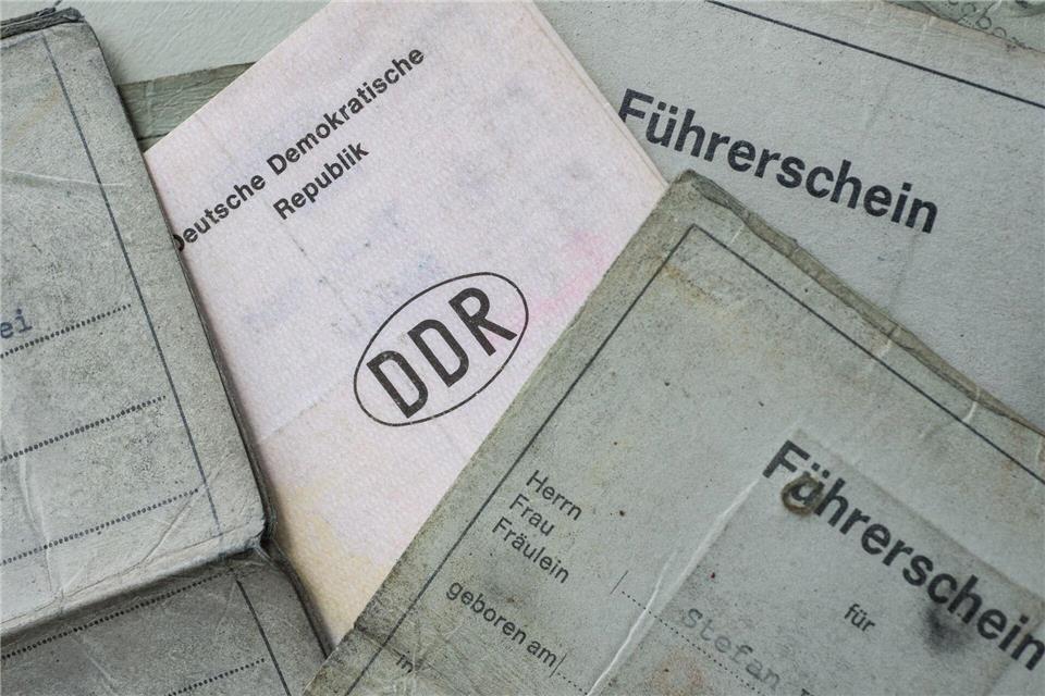 Alte Lappen ausrangiert: Führerscheine in der EU müssen nach gestaffelten Fristen umgetauscht werden.Wolfram Kastl/dpa/dpa-tmn