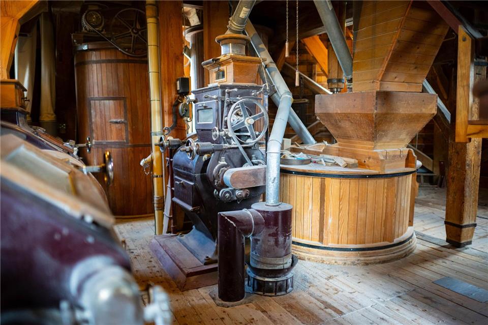 Alte Maschinen in der Windmühle der Familie Meyer in Bardowick bei Lüneburg geben Zeugnis ab von der Arbeit in früheren Jahrzehnten.Sina Schuldt/dpa