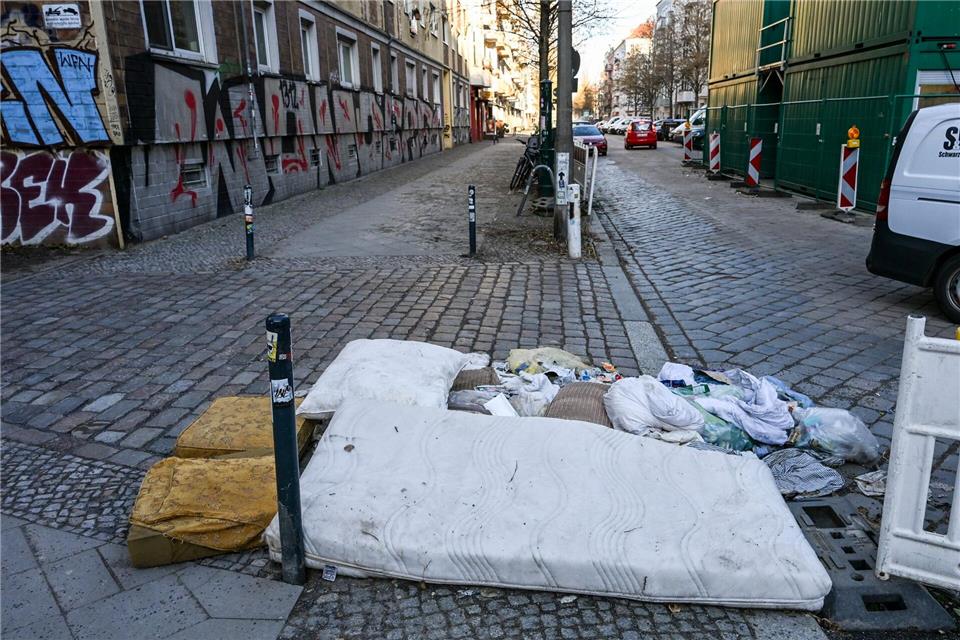 Alte Matratzen und Müll liegen in einer Straße in Friedrichshain. (Archivbild)Jens Kalaene/dpa