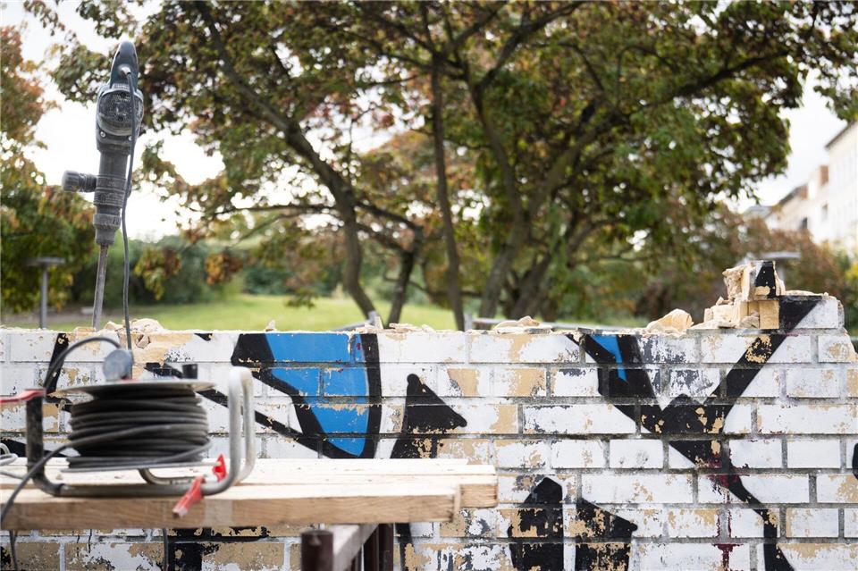 Görlitzer Park soll bis Dezember wie geplant eingezäunt sein Alte Mauern werden repariert, damit nachts keiner mehr in den Park kommt.Sebastian Christoph Gollnow/dpa