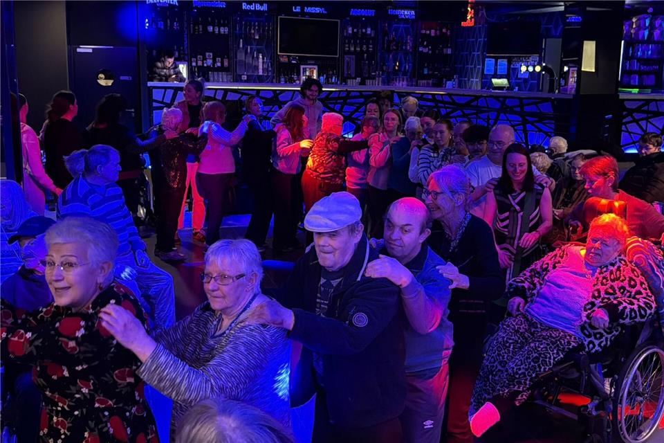 Altenheimbewohnerinnen und Freiwillige tanzen im Club „Le Missyl“. Im französischen Pontivy haben Bewohnerinnen und Bewohner von vier Altenzentren im Club gefeiert.Rachel Sommer/dpa