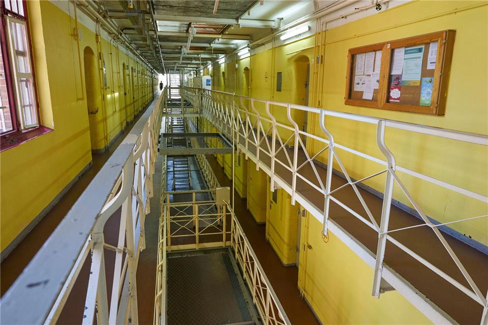 Alter Zellentrakt im Gefängnis Tegel. (Archivbild) J�rg Carstensen/dpa