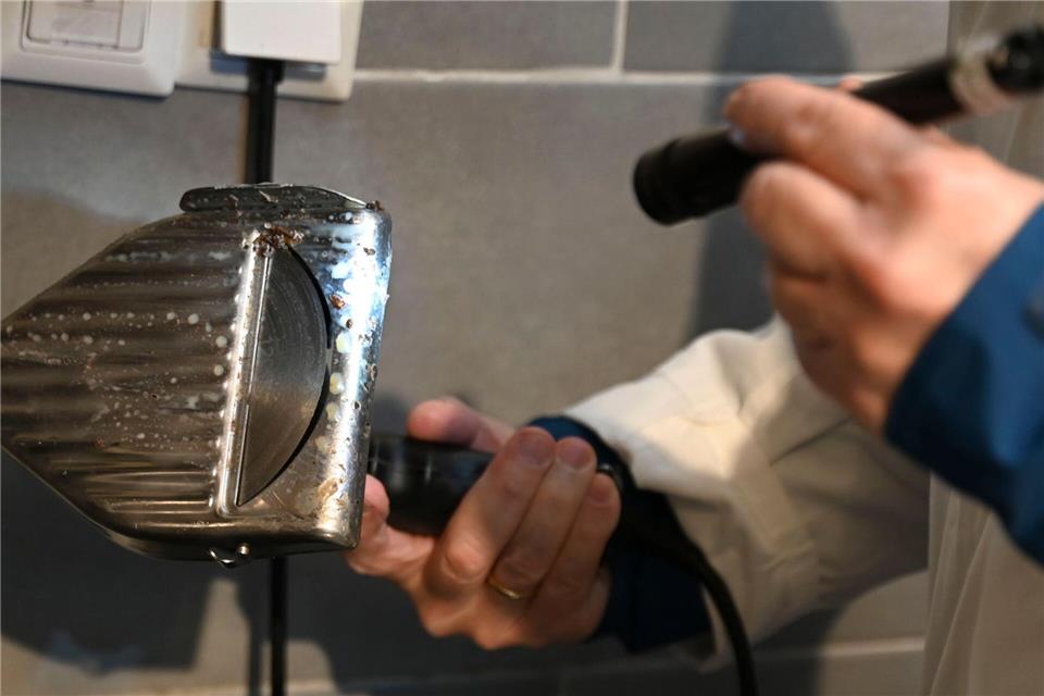 Alter oder neuer Schmutz? Das sieht der Kontrolleur sofort. Katharina Kausche/dpa