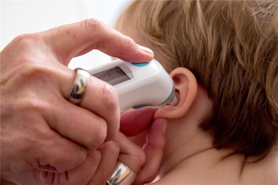 Senken oder nicht? Was Eltern über Fieber wissen sollten Alternative zur Messung im Po: Bei Kindern ab einem Jahr messen Infrarot-Trommelfellthermometer im Ohr ausreichend genau. Bei kleineren Kindern ist der Gehörgang dafür noch zu eng. picture alliance/dpa/dpa-tmn