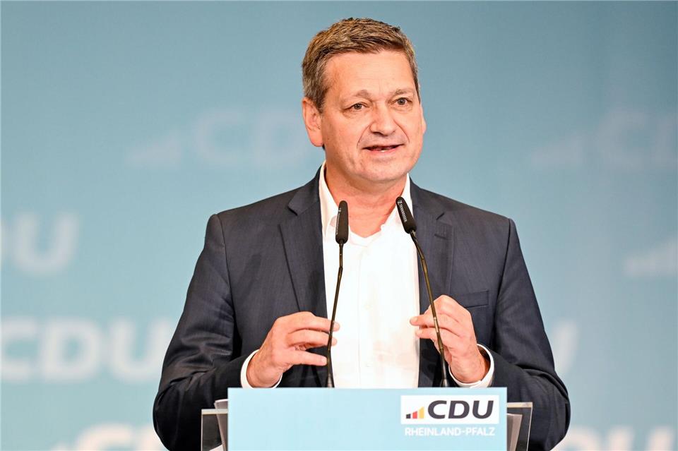 Alterspräsident Christian Baldauf eröffnet die konstituierende Sitzung. (Archivbild)Uwe Anspach/dpa