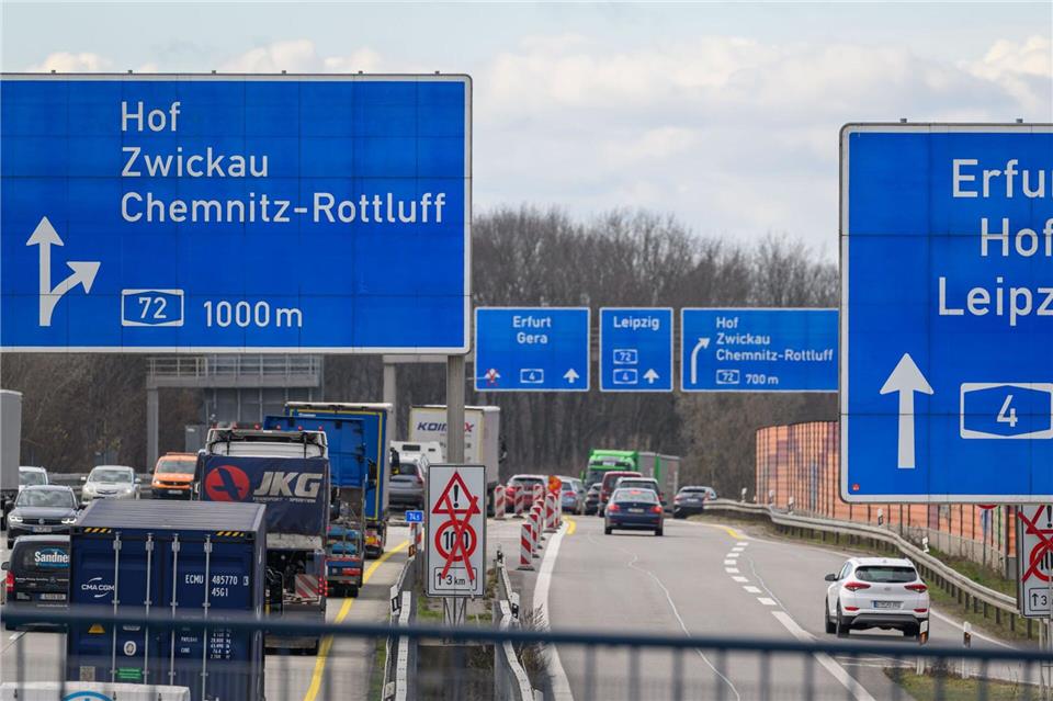 Altersschwacher Belag, marode Brücken: Der Bund investiert rund 34 Millionen Euro in Fahrbahnerneuerungen, Brückenbauarbeiten und weitere Maßnahmen auf der A4 bei Chemnitz.Hendrik Schmidt/dpa