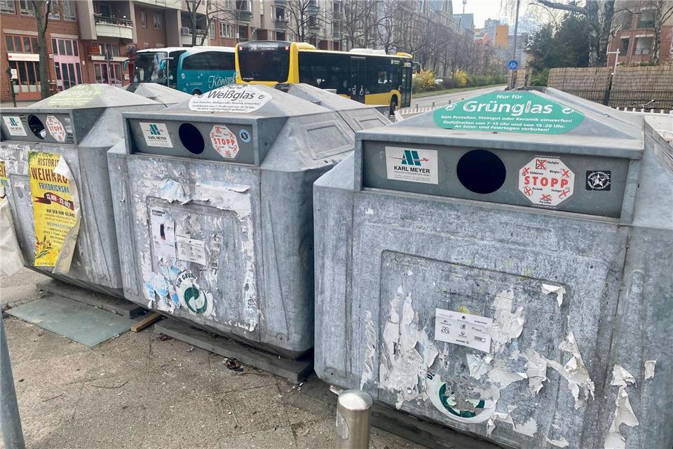 Altglascontainer sind oft überfüllt, das zieht Beschwerden von Bürgern nach sich.Torsten Holtz/dpa