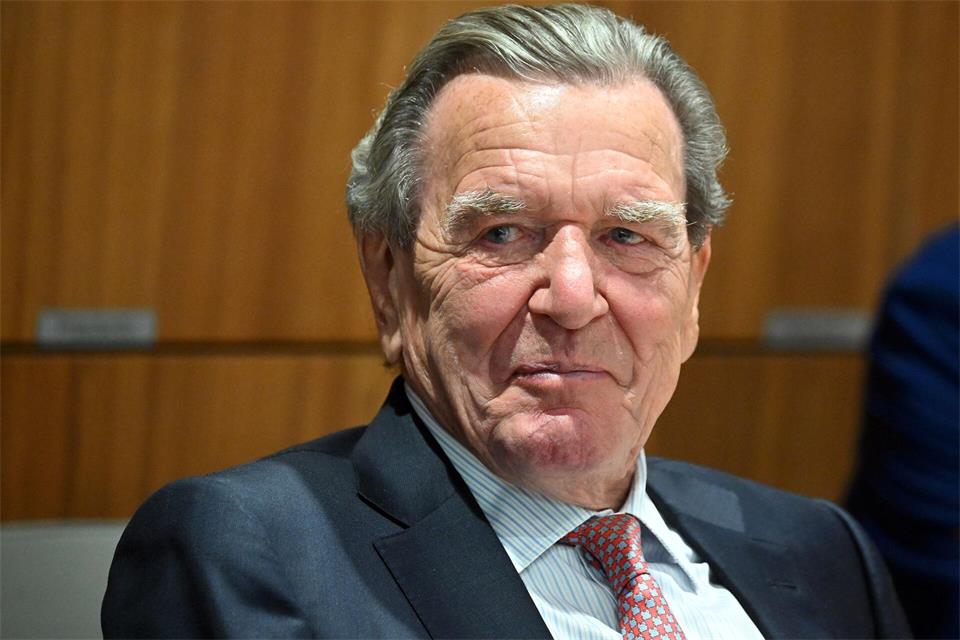 Altkanzler Gerhard Schröders Besuch bei Wladimir Putin stößt auch im SPD-Bezirk Hannover auf Unverständnis. (Archivbild)Julian Stratenschulte/dpa