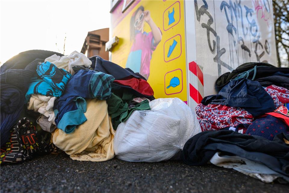 Altkleider-Container werden auch zur Entsorgung von Müll genutzt, oftmals liegt Kleidung daneben oder die Container werden aufgebrochen. (Symbolbild)Hendrik Schmidt/dpa