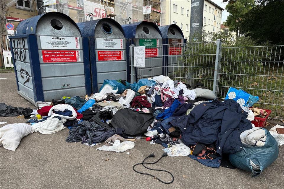 Altkleidercontainer fehlen - und das hat Folgen. (Archivbild)Marco Krefting/dpa