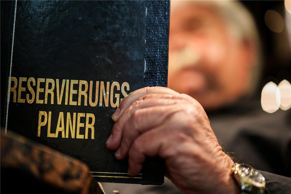 Altmodisch? Ein Gastronom schaut in sein Reservierungsbuch.Christoph Reichwein/dpa