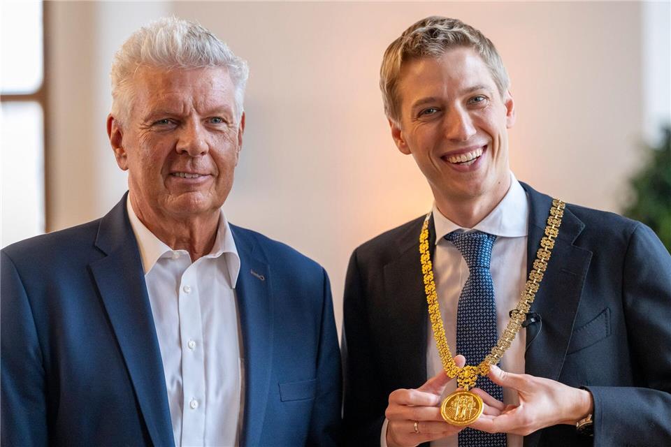 Altoberbürgermeister Dieter Reiter (SPD) hat nun auch offiziell das Amt an seinen Nachfolger Dominik Krause (Grüne) übergeben. Peter Kneffel/dpa