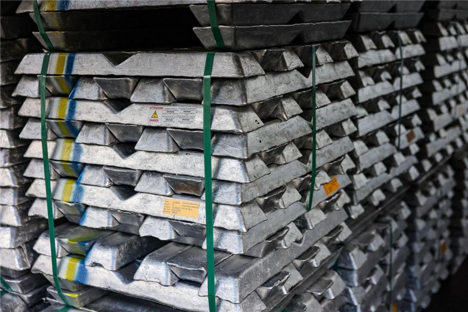 Aluminium hat sich binnen eines Jahres deutlich verteuert, wenn auch nicht so stark wie Wolfram. (Symbolbild)Jan Woitas/dpa