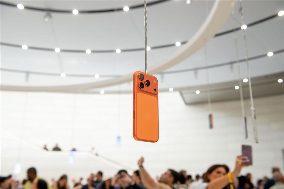 Aluminium macht es möglich: Das iPhone 17 Pro gibt es auch in leuchtendem Orange.Andrej Sokolow/dpa