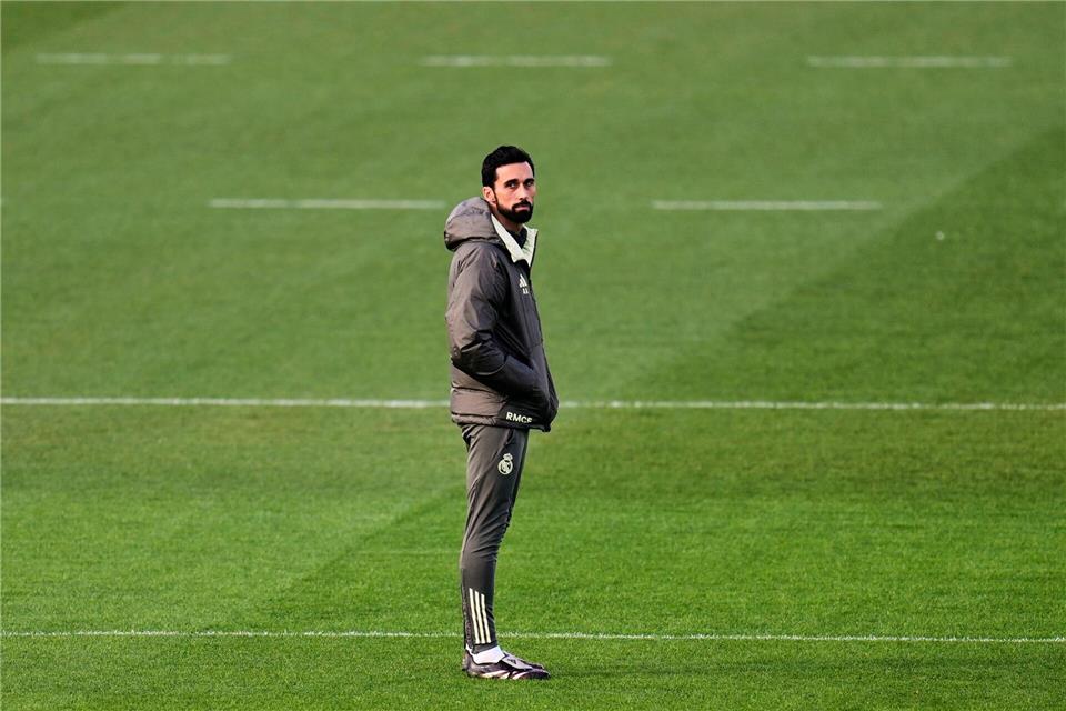 Alvaro Arbeloa leitet das Training bei Real Madrid.Manu Fernandez/AP/dpa