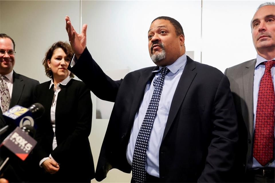 Alvin Bragg (2.v.r.) verlässt einen Gerichtssaal, nachdem die Geschworenen die Trump Organization in allen Anklagepunkten in einem Steuerbetrugsverfahren schuldig gesprochen hatten.