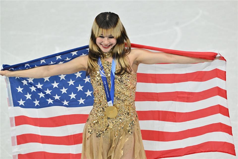 Alysa Liu bejubelt mit der US-Fahne ihre Goldmedaille.Peter Kneffel/dpa