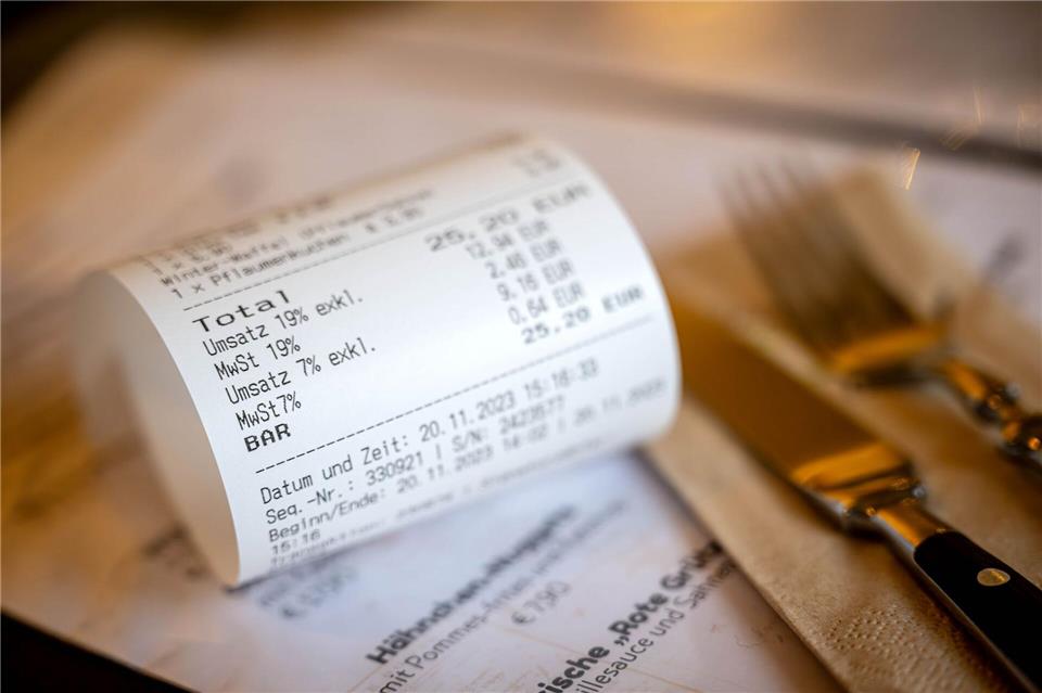 Am 1. Januar sinkt die Mehrwertsteuer für das Essen in Restaurants auf 7 Prozent. Sina Schuldt/dpa