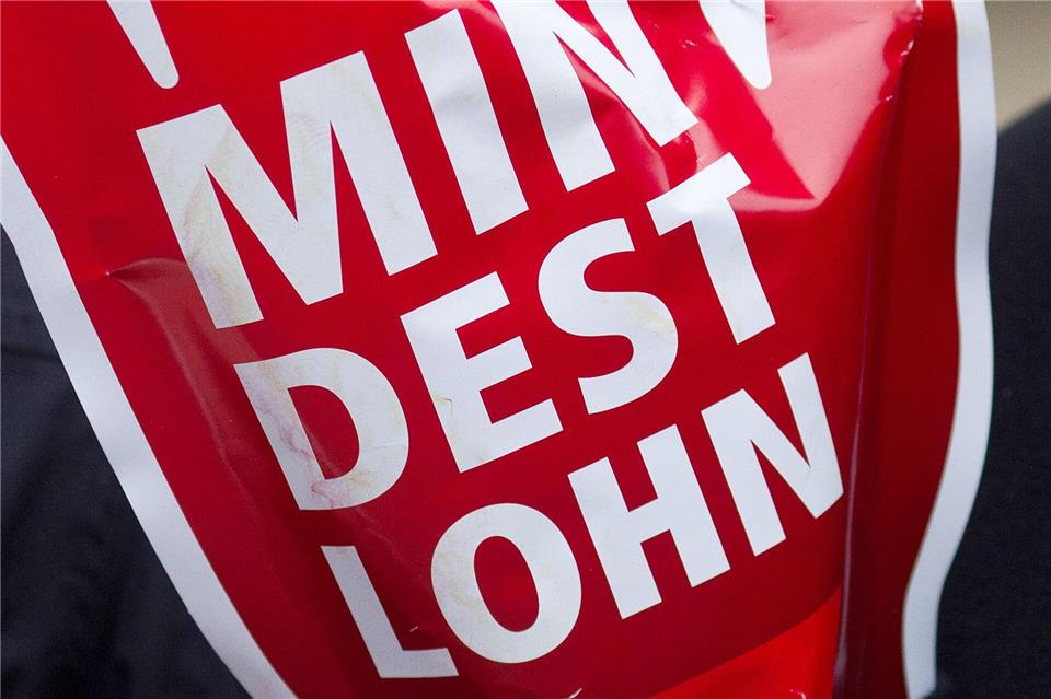 Am 1. Januar steigt der Mindestlohn auf 13,90 Euro. (Archivbild)Jens Wolf/dpa