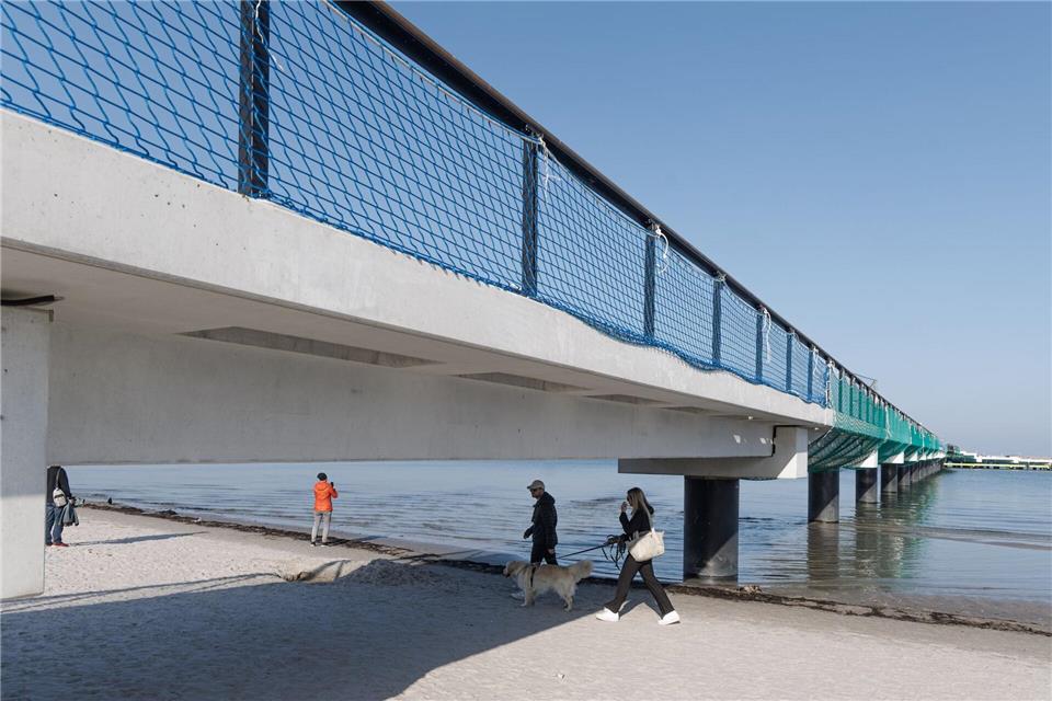 Am 1. Mai soll die neue Seebrücke von Scharbeutz eröffnet werden. Sturm und Seegang hatten die eigentlich schon für den Sommer 2024 geplante Einweihung verzögert.Markus Scholz/dpa