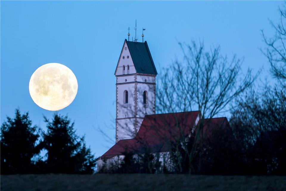 Am 1. Mai und am 31. Mai gibt es einen Vollmond - der zweite von ihnen ist ein sogenannter Blue Moon. (Symbolbild)Thomas Warnack/dpa