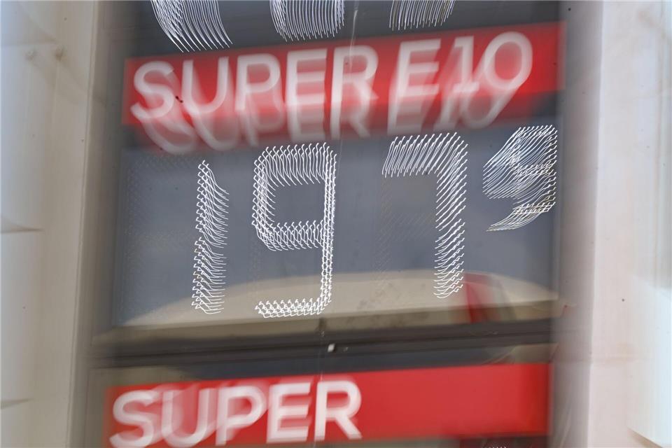 Am 1. Mai werden die Spritpreise an den meisten Tankstellen voraussichtlich unter 2 Euro fallen. (Archivbild)Bernd Weißbrod/dpa