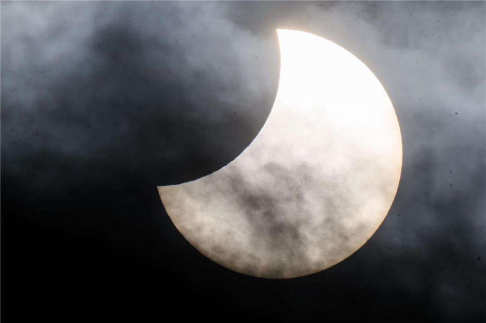 Am 12. August ist am NRW-Himmel eine partielle Sonnenfinsternis zu sehen. (Archivbild)Julian Stratenschulte/dpa