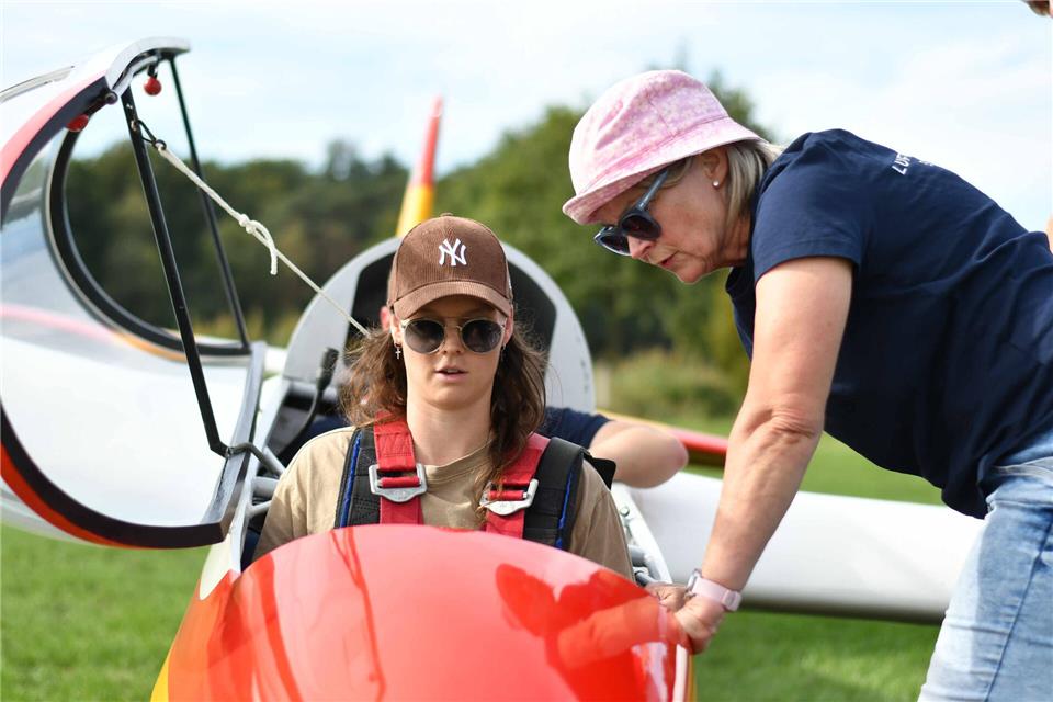 Am 12. Oktober legen die Skurios Volleys in der 1. Bundesliga los, drei Wochen vorher hoben sie ab: Auf Einladung des Luftsportvereins Borken ging’s nicht für Kapitän Fabienne Coenders bei einem Team-Event in Segelfliegern ab Hoxfeld hoch hinaus.