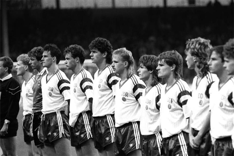DFB- und DDR-Stars: „Über Jahre hinaus nicht zu besiegen“ Am 12. September 1990 bestritt die Fußball-Nationalmannschaft der DDR ihr letztes Länderspiel. Foto: -/dpa