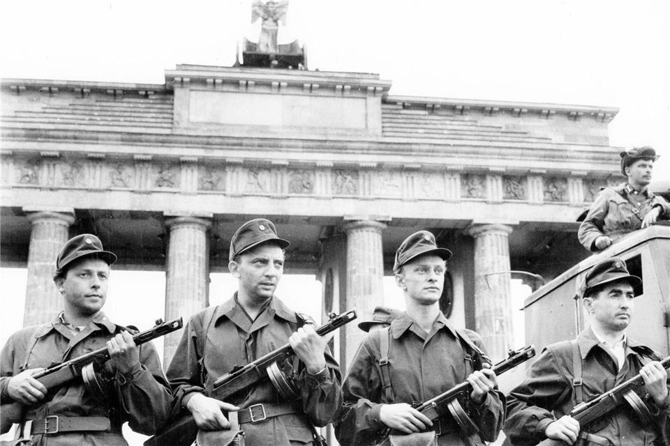 Am 13. August 1961 begann in Berlin der Mauerbau, bewaffnete Einheiten der DDR riegelten auch das Brandenburger Tor ab. (Archivbild)--/Peter Heinz Junge/ADN/dpa-Zentralbild/dpa