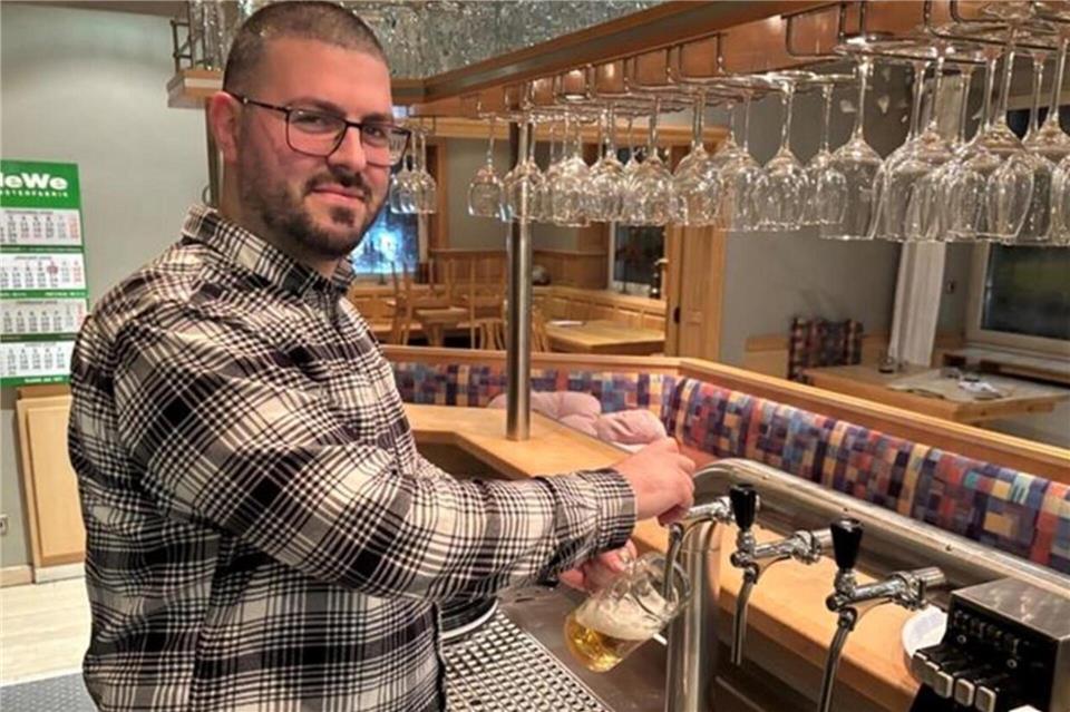 Kristi Cerekja steht am Zapfhahn bei Sickings Wirtshaus.