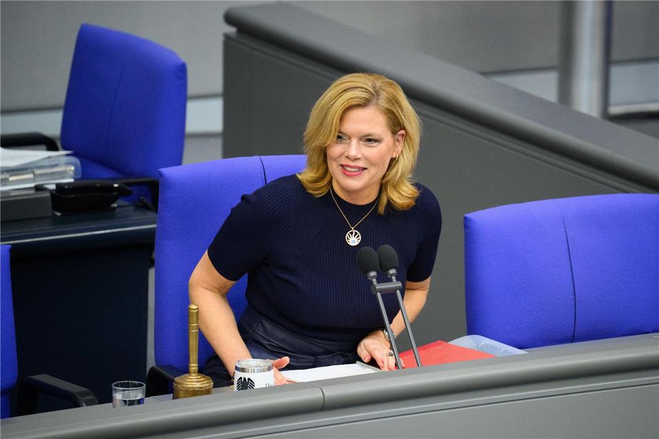 Am 17. Mai lässt Bundestagspräsidentin Julia Klöckner (CDU) auch in diesem Jahr die Regenbogenflagge über dem Reichstagsgebäude hissen. (Archivbild)Bernd von Jutrczenka/dpa