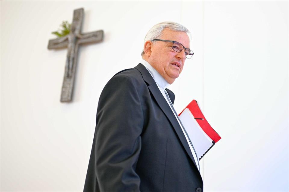 Am 19. Dezember 2007 ernannte Papst Benedikt XVI. ihn zum Nachfolger von Bischof Anton Schlembach in Speyer, die Amtseinführung folgte am 2. März 2008 im Dom. (Archivbild)Uwe Anspach/dpa