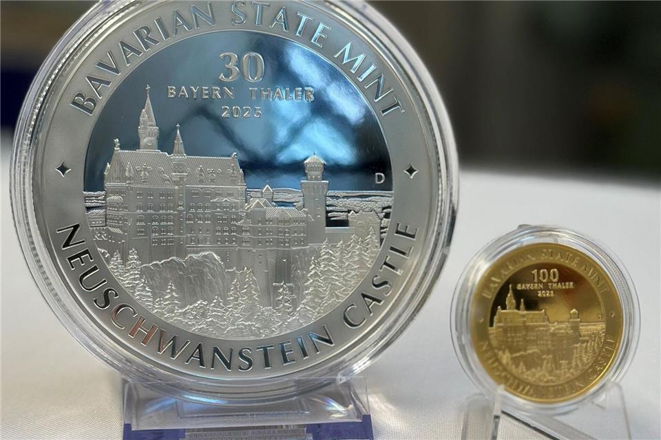 Am 2. Februar startet das Hauptmünzamt den Verkauf einer Neuauflage des Bayern Thalers mit anderem Neuschwanstein-Motiv.-/StMFH/dpa