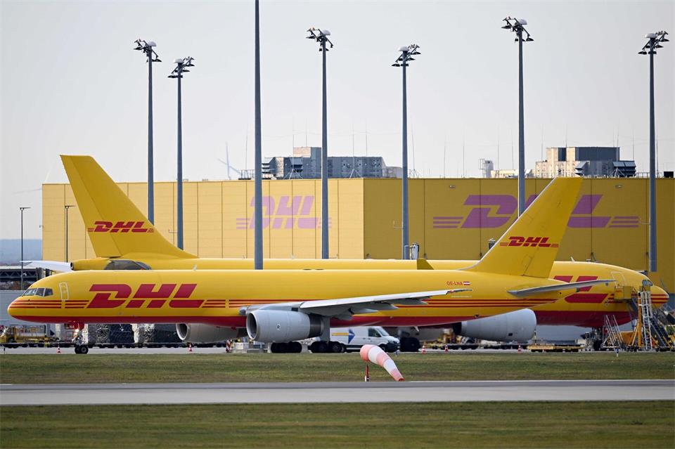 Am 20. Juli 2024 entzündete sich ein mit einem Brandsatz präpariertes Luftfrachtpaket im DHL-Logistikzentrum am Flughafen Leipzig/Halle kurz vor der Verladung in ein Frachtflugzeug. Nur wegen einer Verspätung der Maschine geschah dies noch am Boden. (Symbolbild)Hendrik Schmidt/dpa
