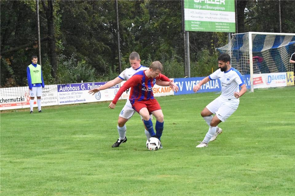Am 24. März will sich Luca Blanke (hier gegen die Gemener Tobias Storcks und Serkan Koban, rechts) mit der SG Borken für die 2:3-Hinspielniederlage revanchieren.Archiv
