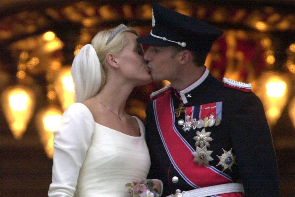 Am 25. August 2001 heirateten Kronprinz Haakon und Mette-Marit. (Archivbild)Martin Athenstädt/dpa