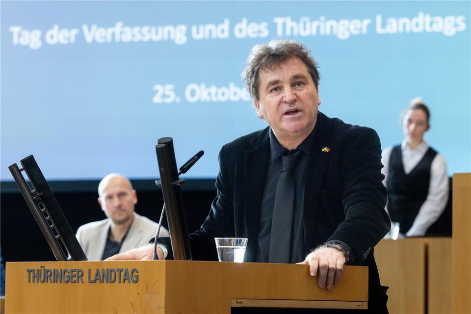 Landtagspräsident ruft zur Verteidigung der Demokratie auf  Am 25. Oktober 1990 hat sich der erste Thüringer Landtag nach der deutsch-deutschen Wiedervereinigung konstituiert. Daran erinnerte ein Festakt in Erfurt, bei dem auch der Historiker Ilko-Sascha Kowalczuk sprach.Michael Reichel/dpa