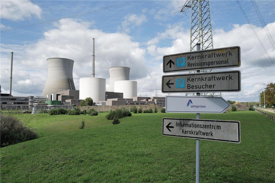 Am 25. Oktober sollen die beiden rund 160 Meter hohen Kühltürme des vor knapp vier Jahren stillgelegten Atomkraftwerks Gundremmingen gesprengt werden.Ulf Vogler/dpa