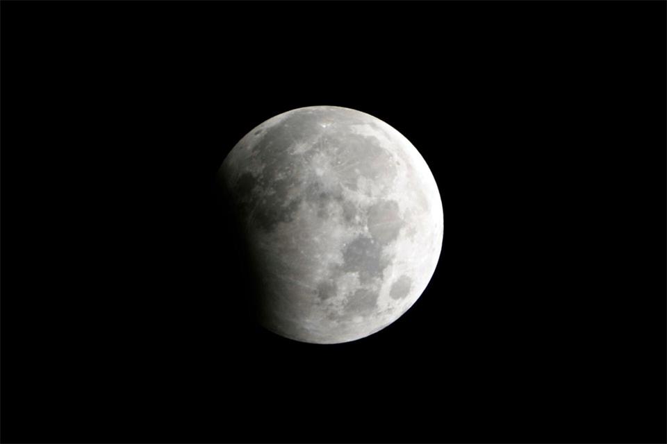 Am 28. August kommt es zu einer partiellen Mondfinsternis. (Symbolbild)K.M. Chaudary/AP/dpa