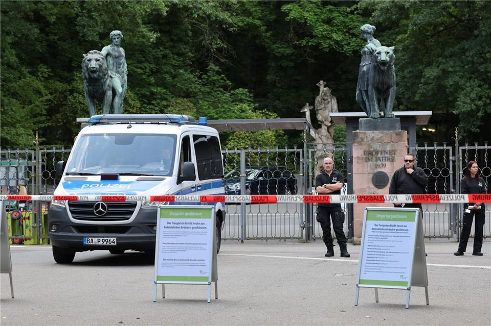 Am 29. Juli 2025 blieb der Tiergarten für Besucherinnen und Besucher geschlossen. Die Polizei sicherte den Eingang zusätzlich. (Archivbild)Daniel Löb/dpa