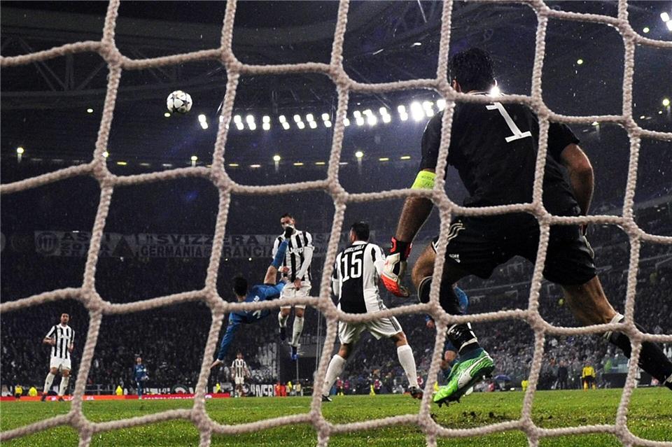 Am 3. April 2018 erzielte Ronaldo für Real Madrid im Champions-League-Spiel bei Juventus Turin ebenfalls ein spektakuläres Fallrückzieher-Tor.Alberto Lingria/XinHua/dpa